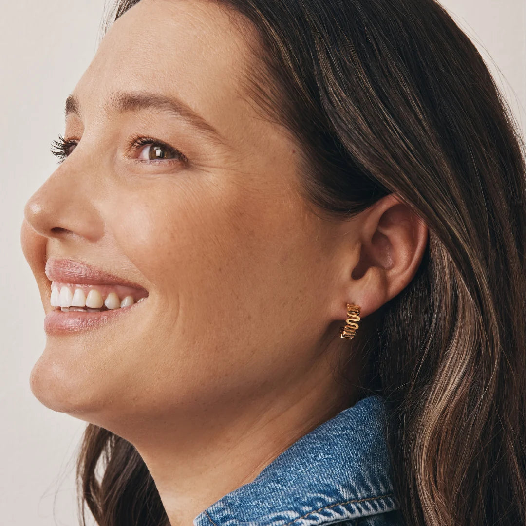 Leigh Wavy Hoops | Gold