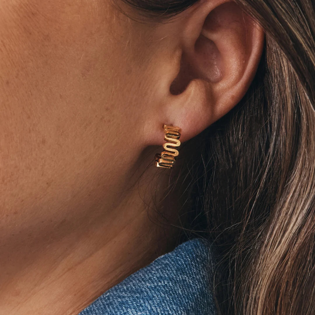 Leigh Wavy Hoops | Gold