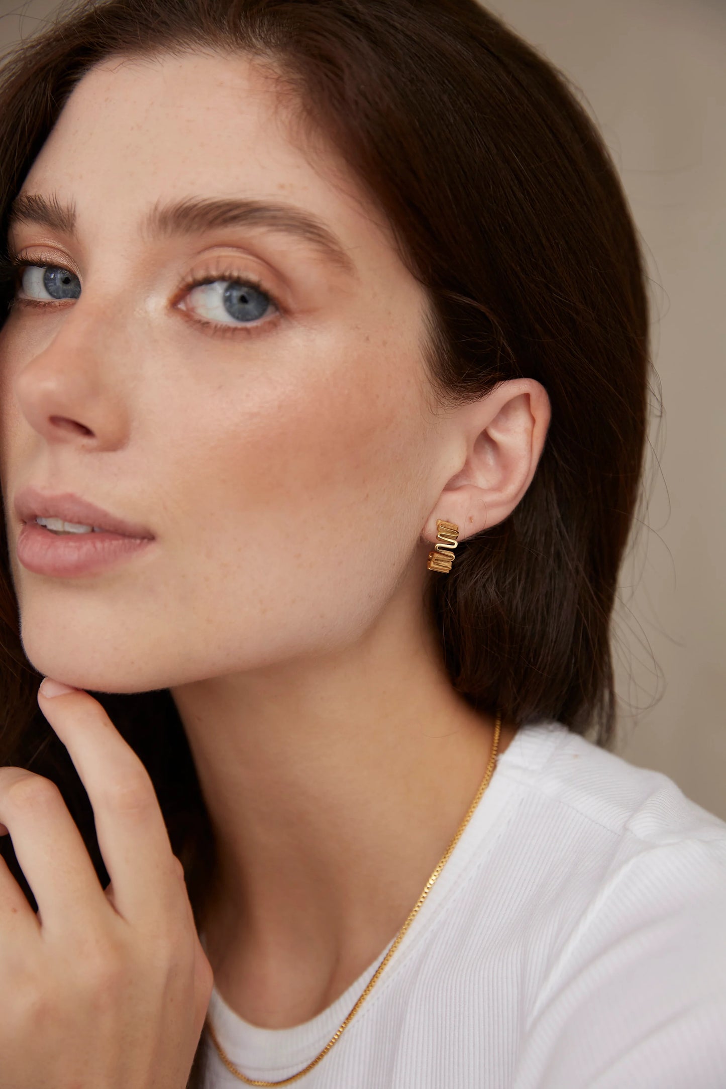 Leigh Wavy Hoops | Gold