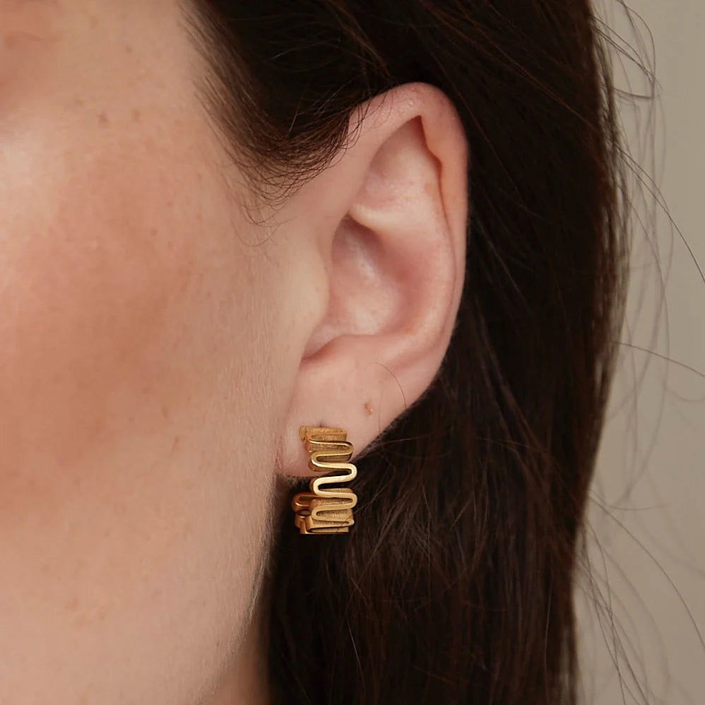 Leigh Wavy Hoops | Gold