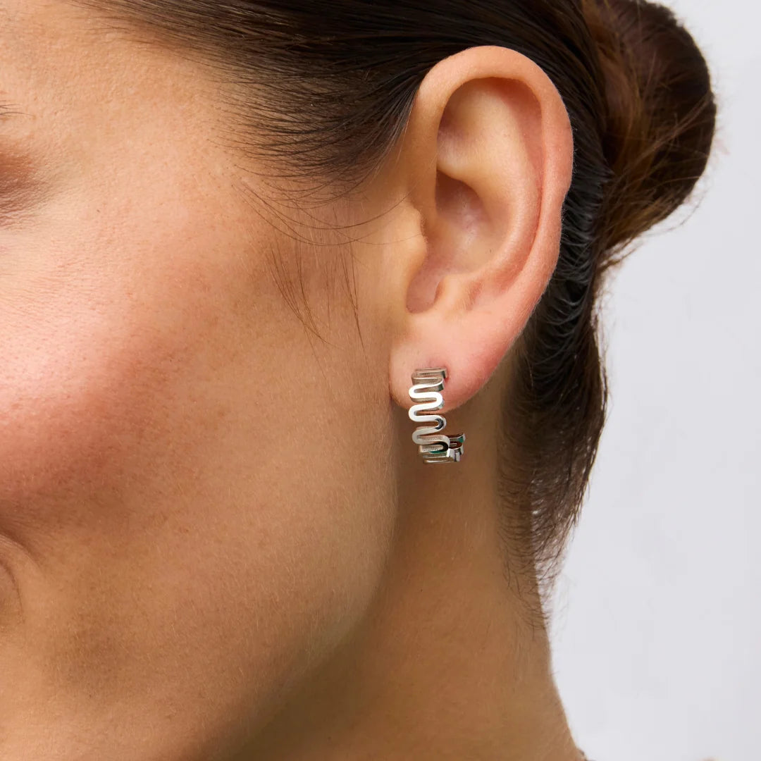 Leigh Wavy Hoops | Silver